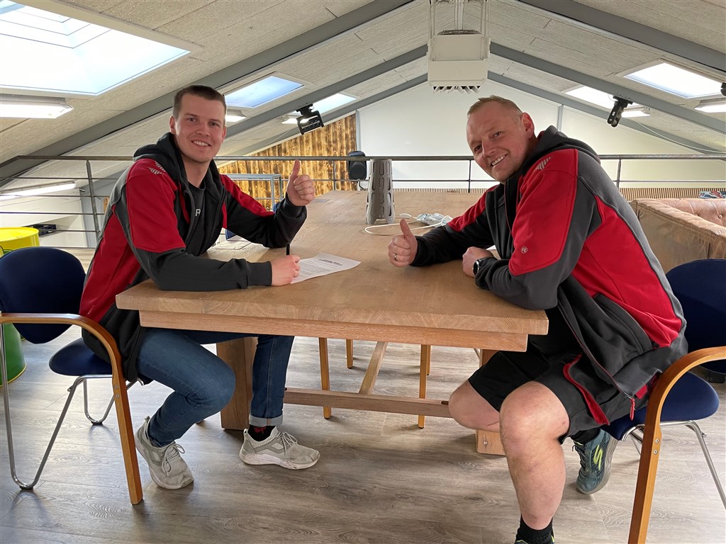 Kontrakten for 2021 sæsonen underskrevet af begge parter.
(Foto: Racing Team Næsbjerg Gulve)
